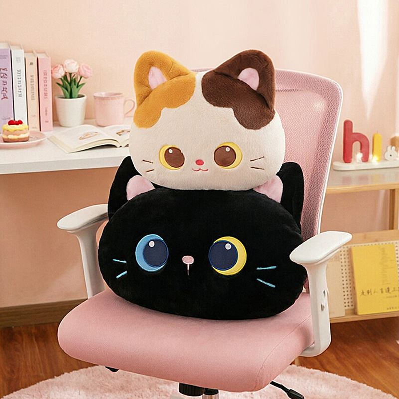 Simpatico e adorabile cuscino in peluche con gatto tri- e gatto nero